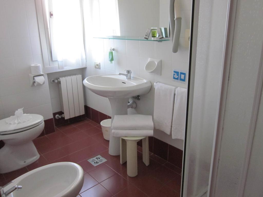 Hotel Marina Тори дел Бенако Екстериор снимка