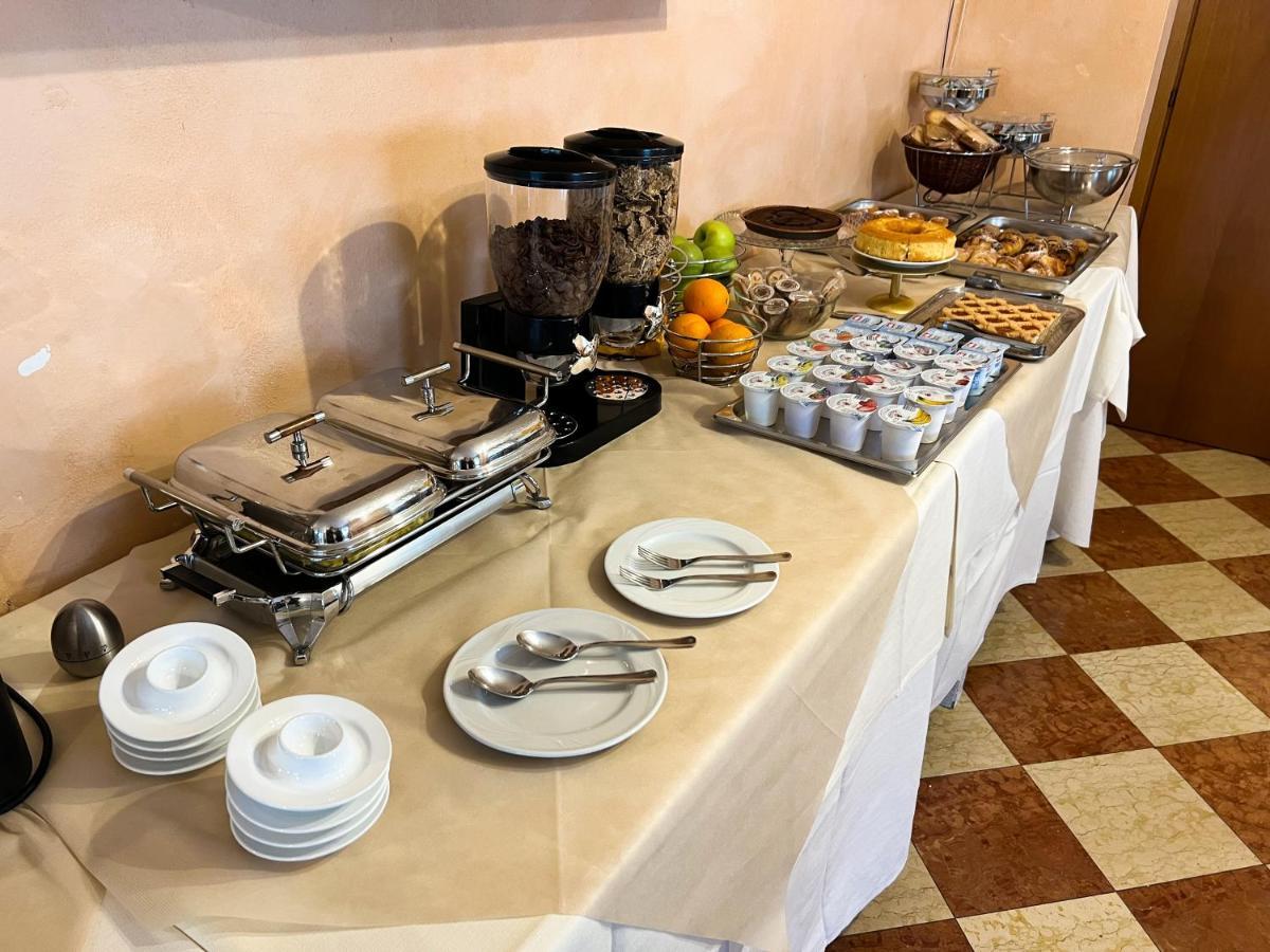 Hotel Marina Тори дел Бенако Екстериор снимка