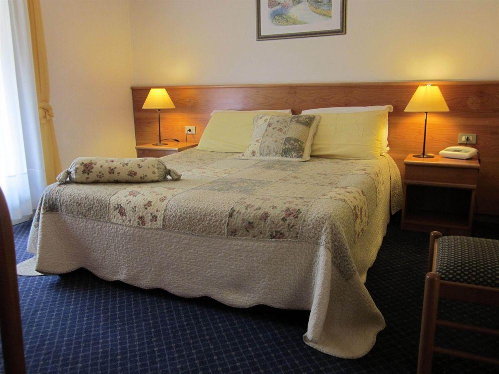 Hotel Marina Тори дел Бенако Екстериор снимка