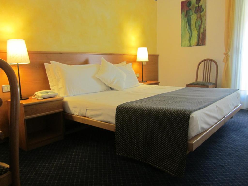 Hotel Marina Тори дел Бенако Стая снимка