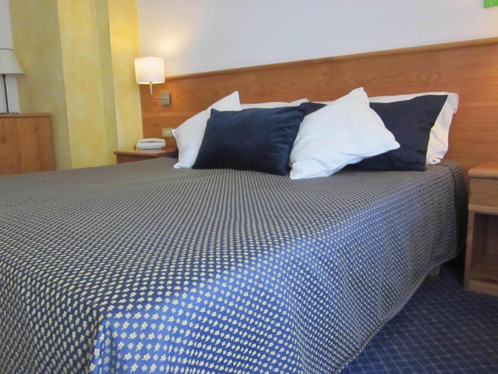 Hotel Marina Тори дел Бенако Стая снимка