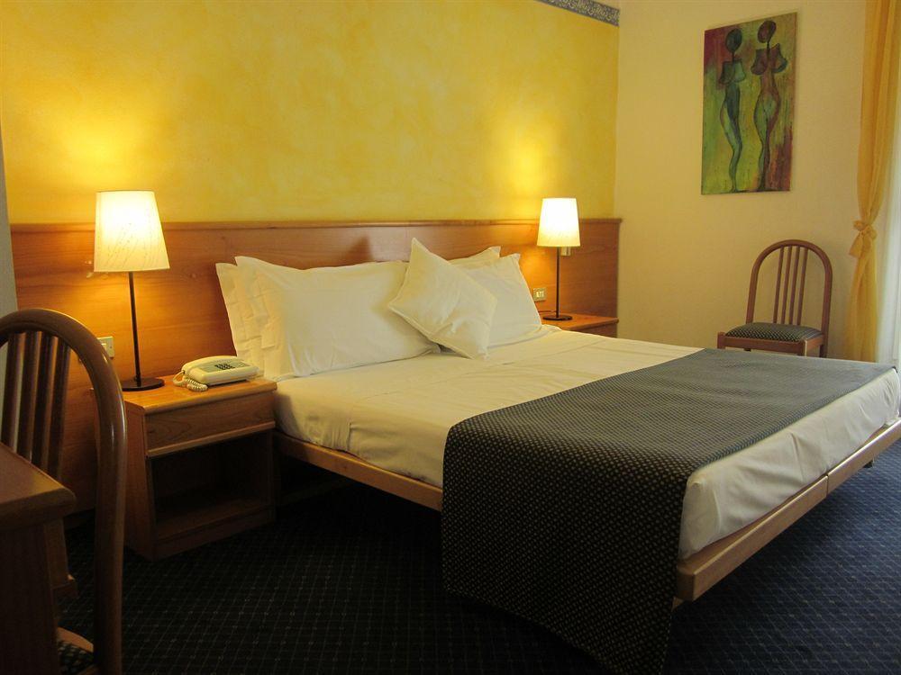 Hotel Marina Тори дел Бенако Екстериор снимка